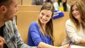 Vorstudierende im Hörsaal