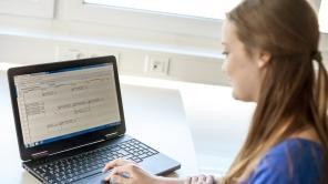 Vorstudierende arbeitet am Laptop