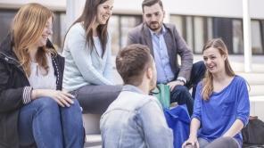 Mehrere Vorstudierende sitzen zusammen