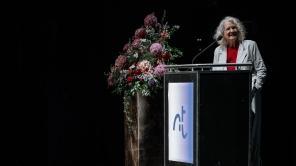 Siegens stellvertretende Bürgermeisterin Angela Jung auf der Bühne an einem Rednerpult während einer Rede
