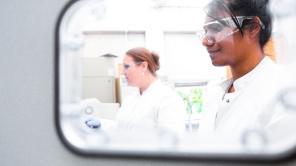 Dr.-Ing. Swathi Raghu bei der Laborarbeit.