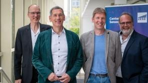 Jens Kamieth, MdL zu Besuch am ZESS mit Prof. Dr. Andreas Kolb, Prorektor für Forschung, Infrastruktur und Vernetzung sowie ZESS-Mitglied, Prof. Dr. Kristof Van Laerhoven, Sprecher des ZESS und Prof. Dr. Peter Haring Bolívar, Koordinator von INCYTE und ZESS-Mitglied