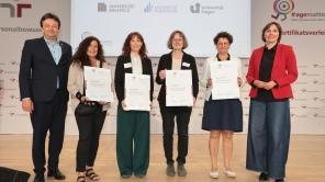 Gruppenbild der Preisverleihung &quot;familiengerechte hochschule&quot;: Gleichstellungsbeauftragte Elisabeth Heinrich (Uni Siegen) steht in der Mitte zwischen weiteren Vertreter*innen von zertifizierten Hochschulen.