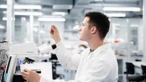 Studierender schaut sich im Labor eine Probe an