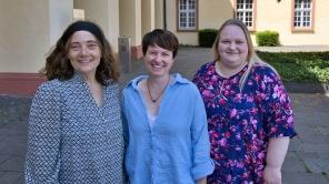Demenzlotsinnen unterstützen Menschen mit Demenz und ihre Angehörigen bei wichtigen Entscheidungen für eine selbstbestimmte gesundheitliche Versorgung (v.l.n.r.): Stefanie Kremer von der Alzheimer Gesellschaft Siegen-Wittgenstein, Manuela Kremer von der Gesundheitsregion Siegerland und Helene Böhm vom Caritasverband Siegen-Wittgenstein.