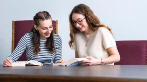 Zwei Studierende lesen in Büchern