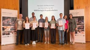 Die Sieger der MINToringSi Projektphase 2024/25 mit ihrer MINTorin Désirée Schütz