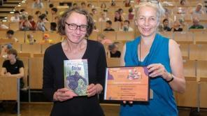 Dr. Jana Mikota und Autorin Meike Haas bei der Gewinnerlesung des 1. Siegener Kinderbuchpreises.