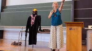 Meike Haas ließ während der Lesung den Gorilla aus ihrem Buch im Hörsaal lebendig werden.