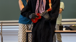 Zum Höhepunkt der Lesung sangen Haas, der Gorilla und rund 100 Grundschulkinder gemeinsam ein Lied.