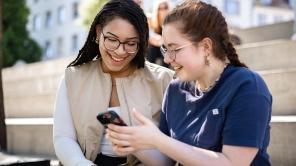 Studierende schauen gemeinsam ins Handy