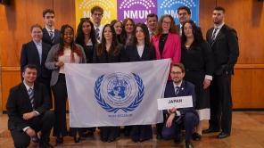 Gruppenbild der 16 Siegener Studierenden, die bei der MUN New York teilgenommen haben.