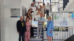Vertreter*innen der ausgezeichneten Schulen sowie das Talentscouting-Team der Uni Siegen und Prof. Barbara Müller-Naendrup kamen im Foyer des Studienservice-Centers zusammen.