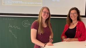 Professorin Wolf und eine Lehrkraft