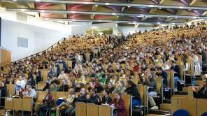 Vollbesetztes Audimax im Rahmen der Zentralen Erstsemesterbegrüßung an der Universität Siegen