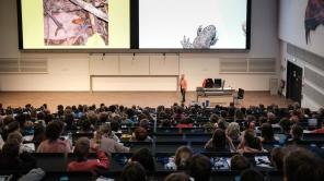 Prof. Klaudia Witte (Biologie) erklärt den Kindern im Hörsaal etwas über Frösche.