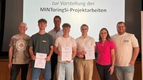 Die Zweitplatzierten der MINToringSi Projektphase 2024/25 mit ihren MINTore Jonas Nöh
