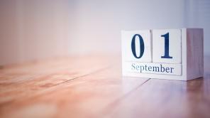 1. September / Holzkalender auf einem Tisch