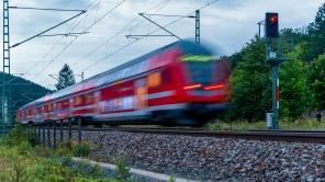Rote Regionalbahn mit Ampel