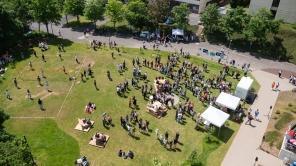 Die LEOwiese auf dem AR-Campus bei der Eröffnungsparty im Sommersemester 2025.