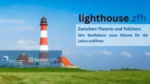 Zu sehen ist ein rot weiß gestreifter Leuchtturm auf einer Wiese.