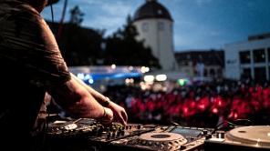DJ mit DJ-Pult am Unteren Schloss in Siegen