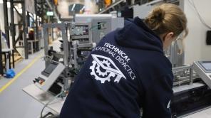 Eine Auszubildende bedient am Campus Buschhütten eine High Tech-Anlage.