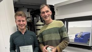 Professor Butz und Marco Hepp mit Urkunde