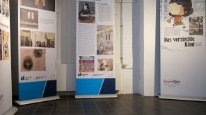 Plaklate der Ausstellung Graphic Novels zum Thema Holocaust.