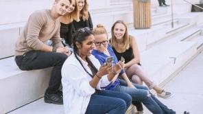 Studierende auf dem Campus