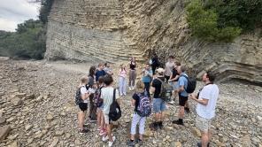 Prof. Dr. Volker Heck (Didaktik der Geographie) erläutert  die besondere Gesteinsformation Flysch einer Gruppe von Schülerinnen und Schülern des Gymnasium Ledina aus Ljubljana