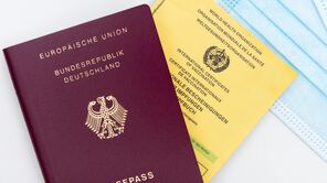 Nahaufnahme eines Reise- und Impfpasses.