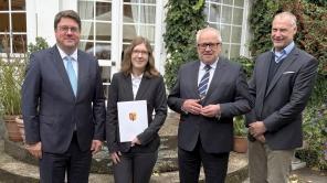 Prof. Dr. Carsten Engelhard, Preisträgerin Maren Kipping, Landrat Dr. Peter Enders, Andreas Düngen (Uni Siegen).