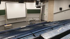 Foto vom leeren blauen Hörsaal