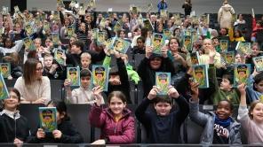 Schüler*innen mit Buch