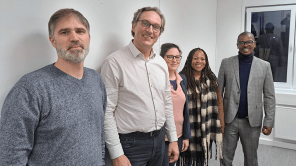 Gruppenfoto der Gäste und Gastgeber