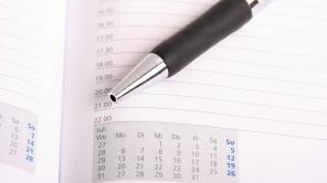 Foto von einem Kalender in Buchform mit Kugelschreiber