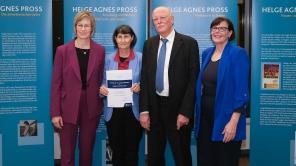Gruppenbild Urkundenübergabe Helge-Pross-Preis