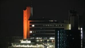 K-Turm der Universität Siegen wird orangefarben angestrahlt.