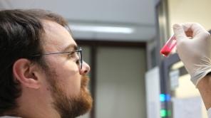 Arbeit im Siegener Chemie-Labor.