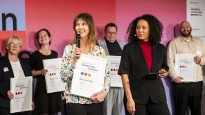 Preisverleihung für LehrkräftePLUS. Dr. Schüssler hält die Urkunde in den Händen.