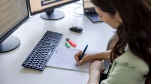 Eine Frau arbeitet im Homeoffice an einem Camputer