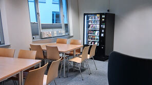 LEO-AE_hoch (Sessel, Tisch, Snackautomat)