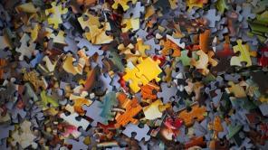 Großer Haufen Puzzleteile