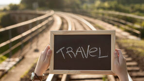 Schiefertafel mit der Aufschrift "TRAVEL"