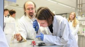 Schülerin experimentiert im Bio-Labor.