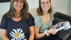 Prof. Dr. Mirjam Zimmermann und Studentin Vivienne Adolphs mit einer VR-Brille.