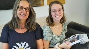 Prof. Dr. Mirjam Zimmermann und Studentin Vivienne Adolphs mit einer VR-Brille.