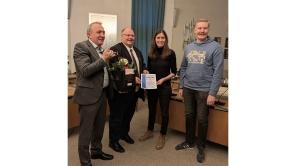 Übergabe des Sonderpreises „Perspektive“  v. l. n. r.: Kyrillos Kaioglidis (Bürgermeister Stadt Hilchenbach), Michael Stötzel (Vorsitzender Stadtentwicklungsausschuss), Isabell Eberling (Lehrgebiet Architekturgeschichte), Tim-Bastian Rücker (DaHeim – Dahlbrucher Heimatverein)