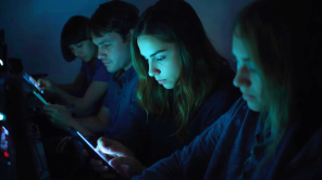 Mehrere Person, die gebannt auf ihre Smartphones schauen